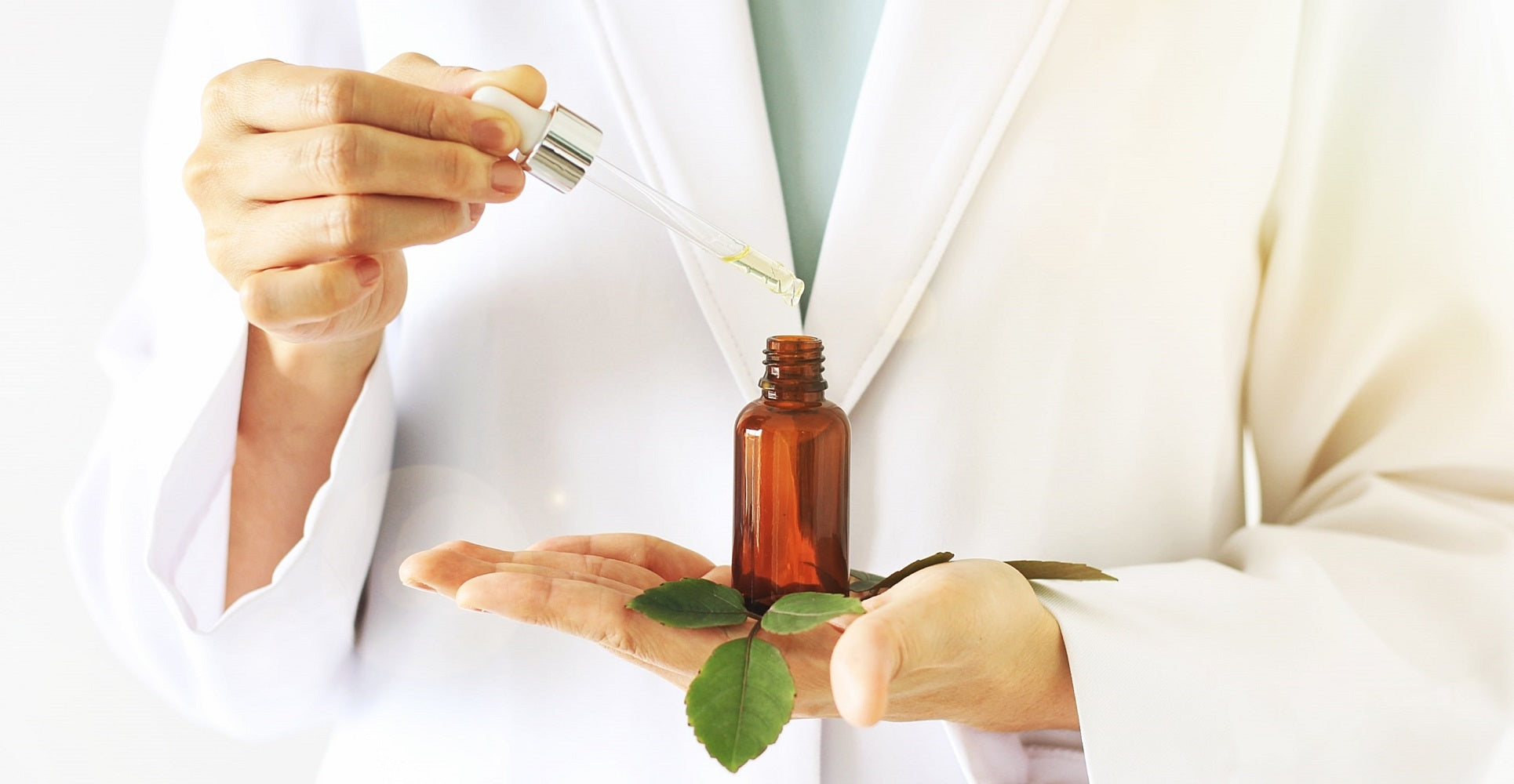 Apotheker mit Pipette